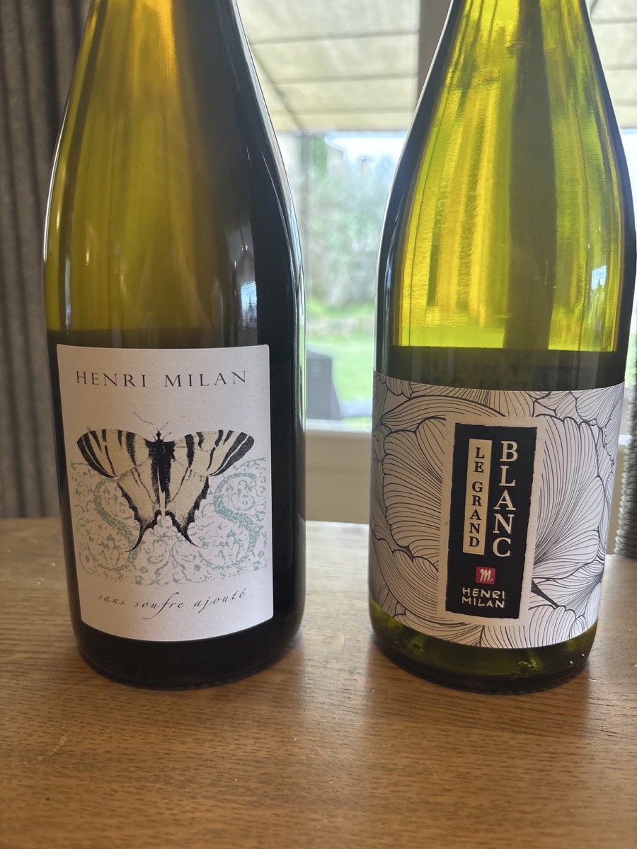 Sparkling on the left made in the style of champagne and this white blend on the right was ELITE!